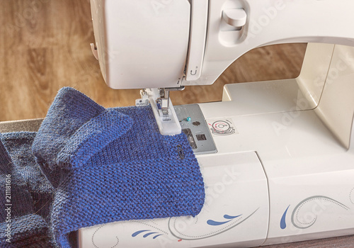 Fotografie making a buttonhole with a sewing machine