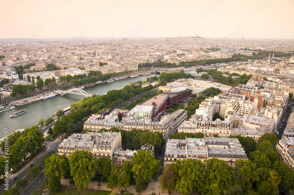 Paris Eyfel kulesinden akşam manzarası