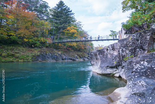 厳美渓のエメラルドグリーンの水流と秋の紅葉 photo