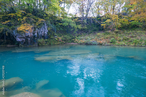 厳美渓のエメラルドグリーンの水流と秋の紅葉