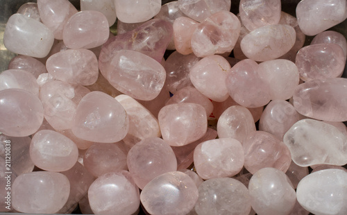 Fényképezés tumbled Rose Quartz gem stone as mineral rock