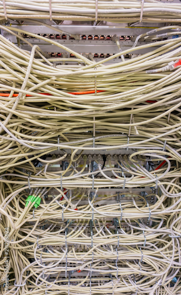 Netzwerk Switch Anschlüsse in einem Serverrack Netzwerk Switch Anschlüsse in einem Serverrack