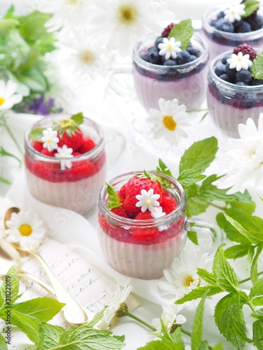 オシャレなスイーツ イチゴのプリン Stock 写真 Adobe Stock