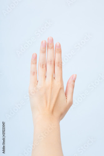 女性の左手