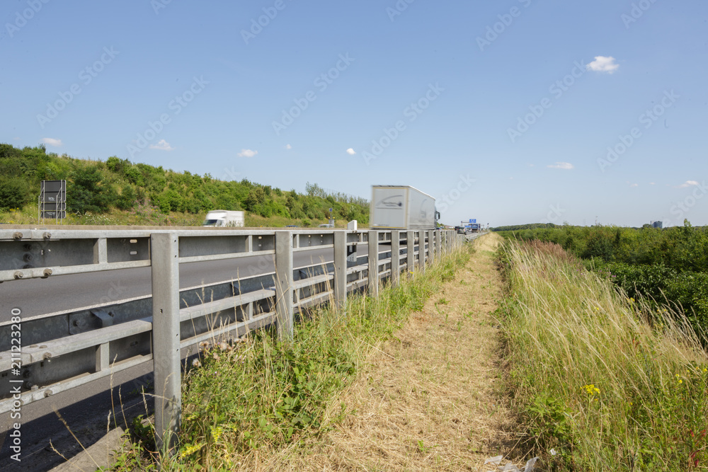 Fototapeta premium weg neben autobahn gtrennt durch leitplanke