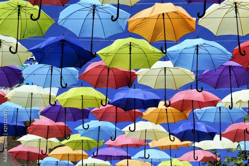 разноцветные зонты в небе
