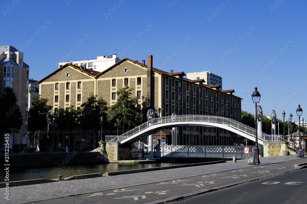 Ponts sur le Canal. Paris. Rue de Crimée