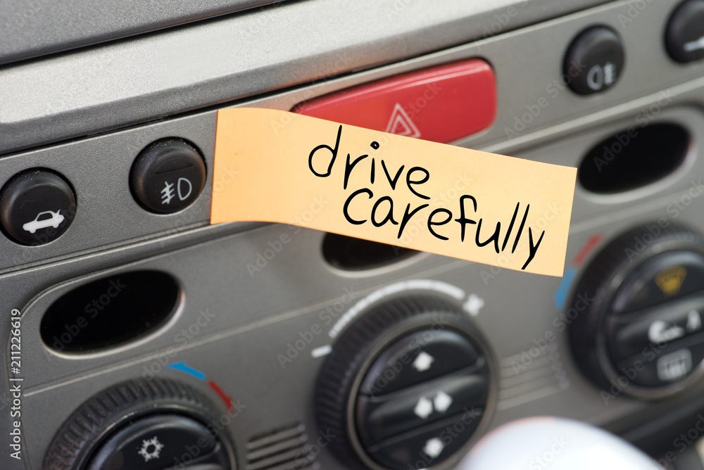 Fototapeta premium Innenraum von einem Auto und eine Erinnerung Fahr nicht so schnell