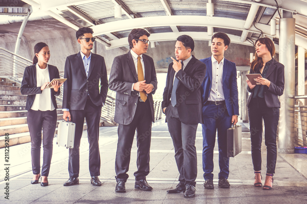 Obraz premium businesspeople group talking at city, business team