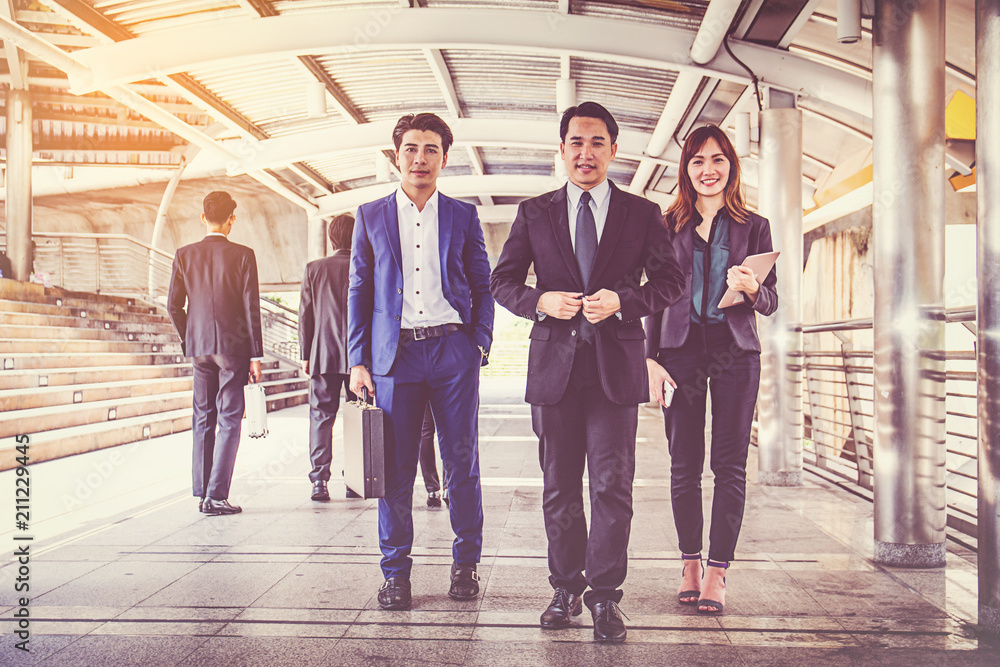 Obraz premium businesspeople group walking at city, business team