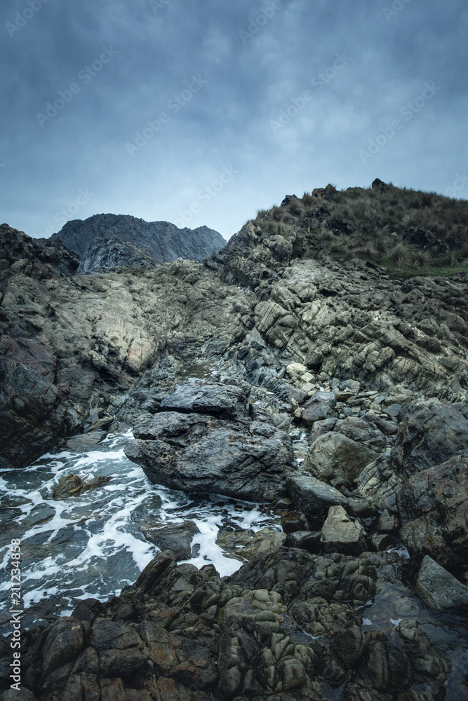 Obraz premium Waves and Rocks at Stormy Beach, Tasmania