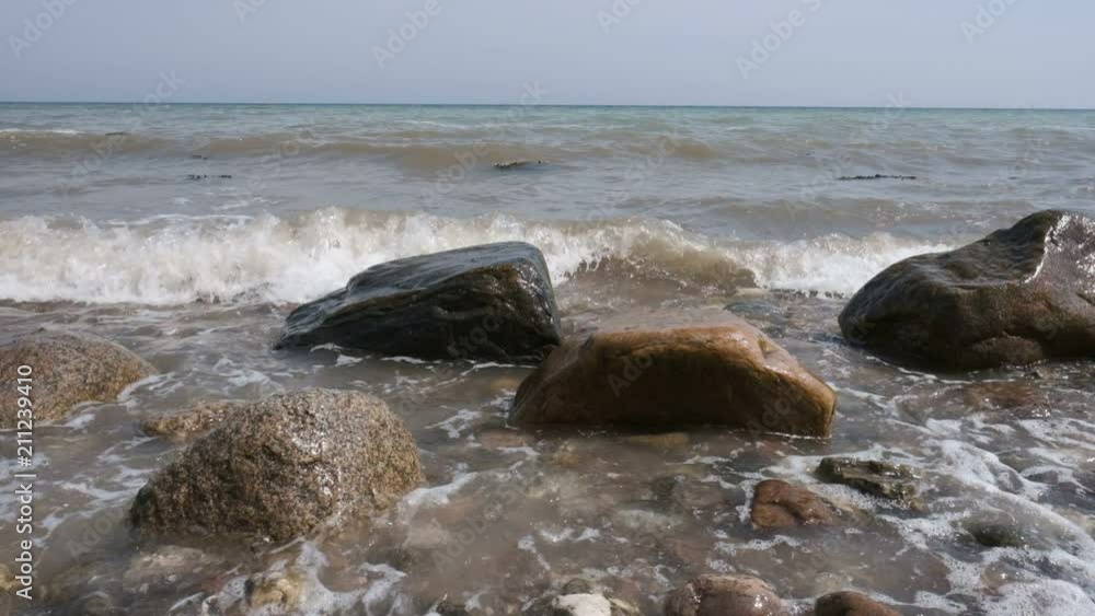 Findlinge in der Brandung - Ostseestrand Schleswig-Holstein - slow motion Findlinge in der Brandung - Ostseestrand Schleswig-Holstein - slow motion