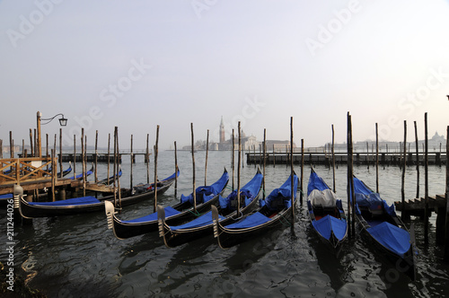 Gondeln, Venedig, Venetien, Italien, Europa ©  Egon Boemsch