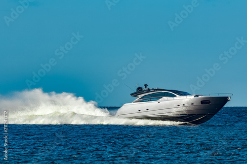 Fotografie Grey motor yacht in move