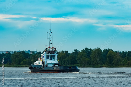 Black tug ship underway © InfinitumProdux
