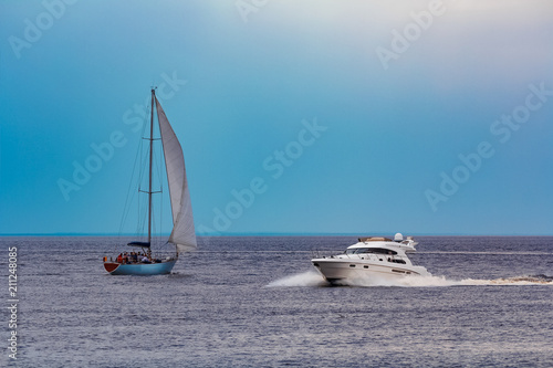 Foto White speed boat in action