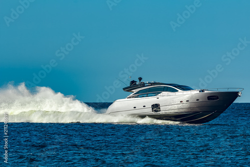 Grey motor yacht in move © InfinitumProdux