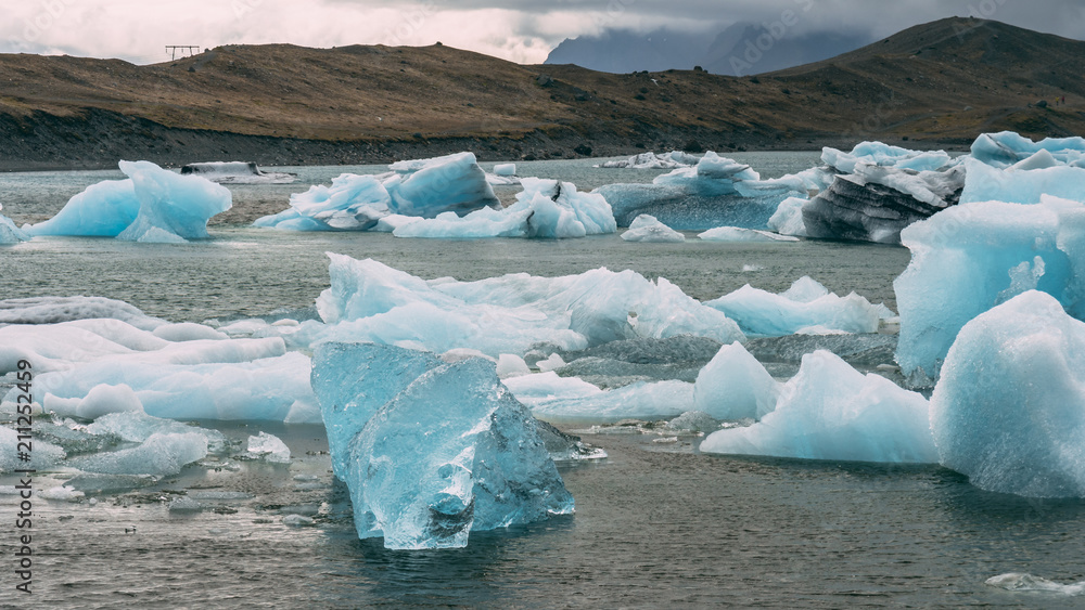 jokulsarlon glacier lagoon icebergs look like diamond in iceland