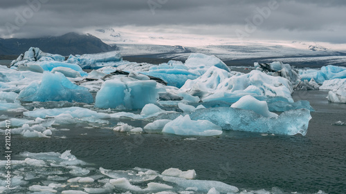jokulsarlon glacier lagoon icebergs look like diamond in iceland