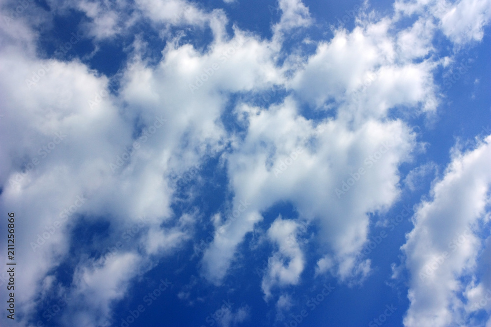 Fototapeta premium Białe chmury na niebie