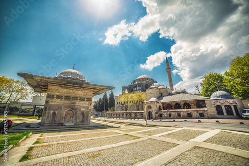 Obraz na plátně Fountain and Kilic Ali Pasa Mosque at Tophane