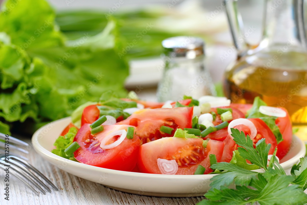 Fresh salad with tomatos and spring onion