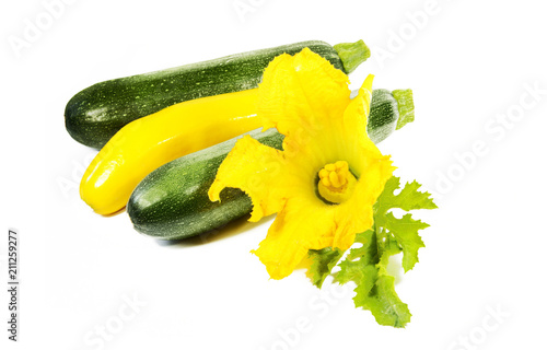 Zucchini, grün und gelb, mit Blüte und Blatt, freigestellt, isoliert, auf weiß, Textraum, copy space photo