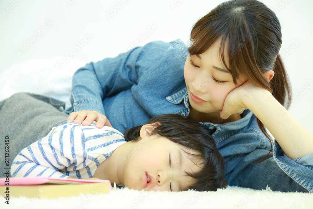 寝かしつける母親 寝かしつける母親