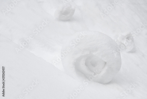 Fotografi Pure snow drift ball rolling down from hill, snowball in blizzard weather, snowd
