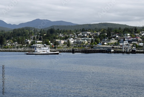 Obraz na plátně view across the ocean towards the harbour in  Powell River with the ferry arrivi