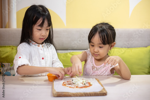 Asian Little Chinese Girls DIY mini pizza