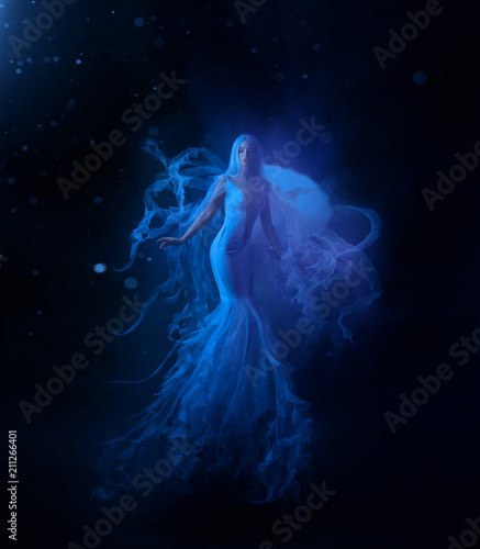 Photo A jellyfish girl floating in levitation on a dark ocean floor