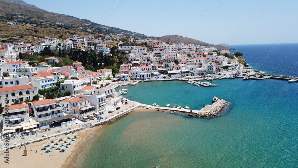 Fototapeta premium Widok z lotu ptaka z lotu ptaka na malowniczą wioskę Batsi z tradycyjnymi tawernami i plażą z czystą wodą, wyspa Andros, Cyklady, Grecja