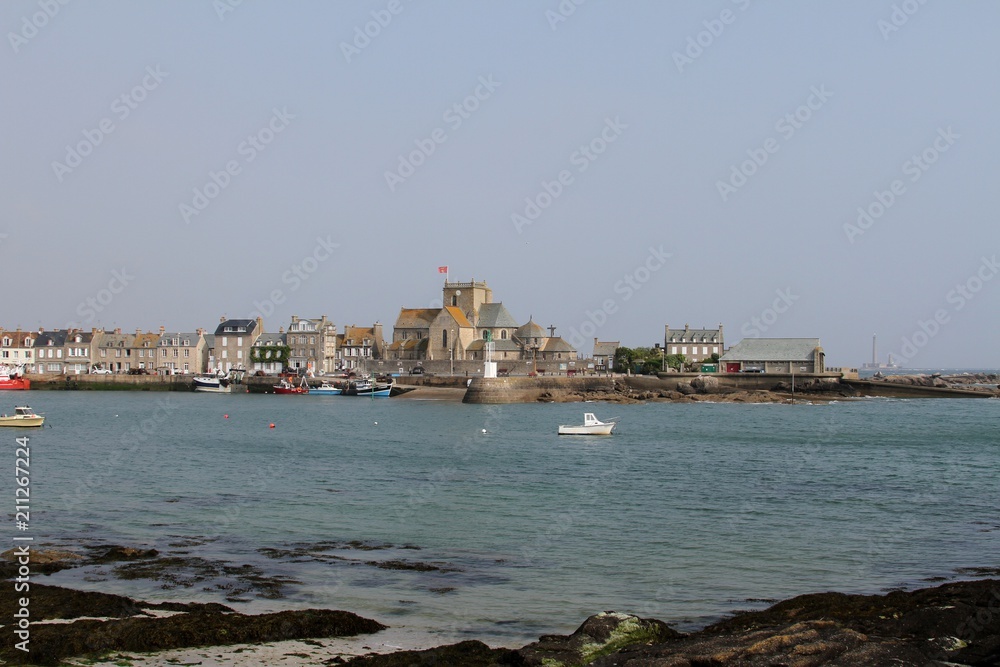le village et le port de Barfleur en Normandie dans le Cotentin le village et le port de Barfleur en Normandie dans le Cotentin