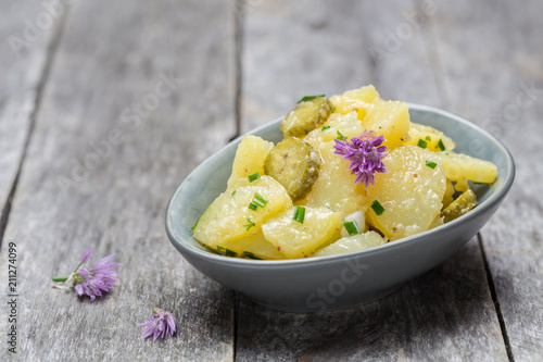 Kartoffelsalat mit Kräutern und Schnittlauchblüten