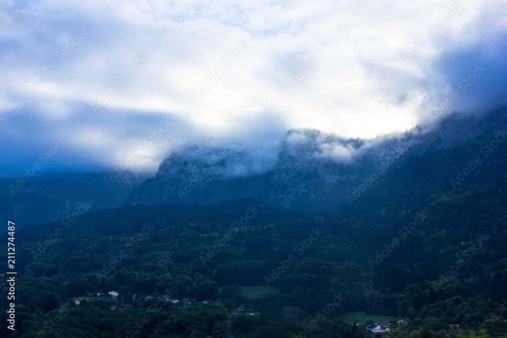 Wolkenverhangener Morgen in den Alpen, Mer de Glace, Frankreich