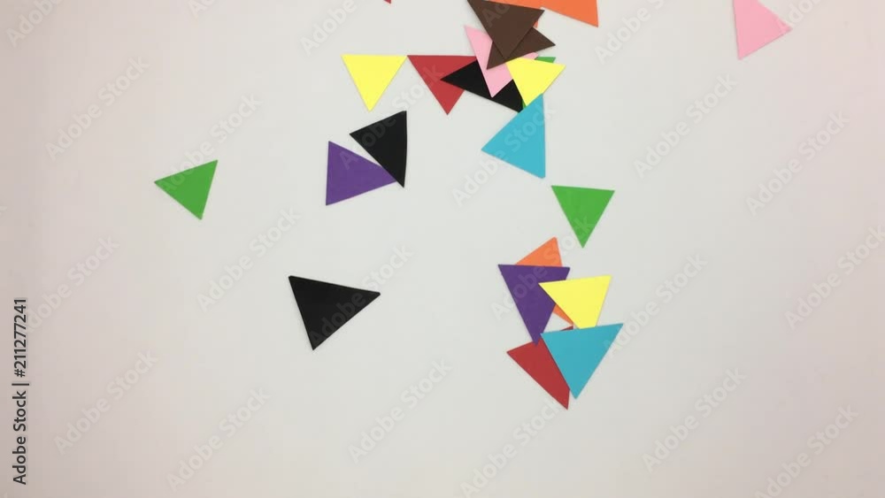 Numero 5 hecho de triangulos de colores de papel, se desace por el viento. Numero 5 hecho de triangulos de colores de papel, se desace por el viento.