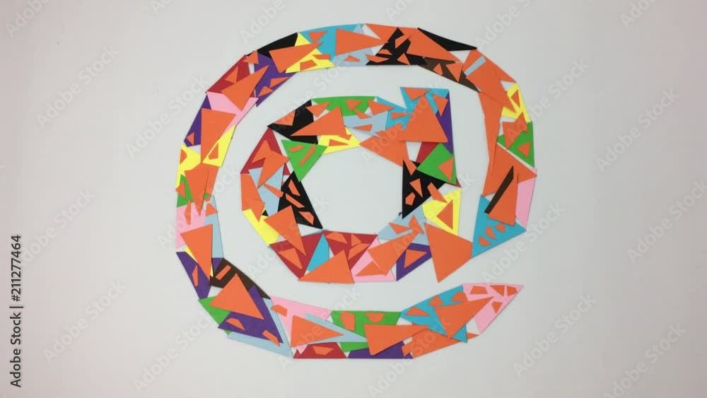 Signo informatico de la @ hecho de triangulos de colores.