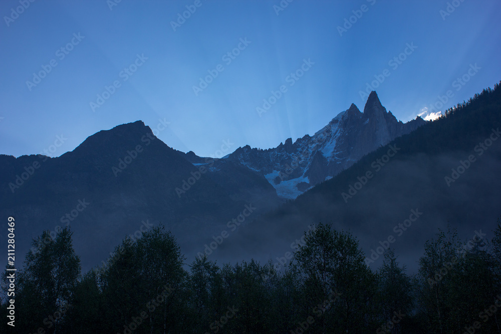 Sonnenstrahlen in den Bergen, Tagesanbruch in den Alpen