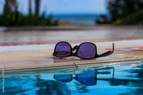 Sonnenbrille am Pool © Isnurnfoto.