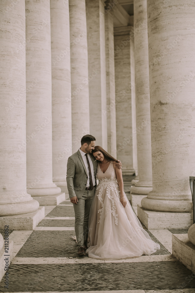 Naklejka premium Wedding couple in Vatican, Rome, Italy