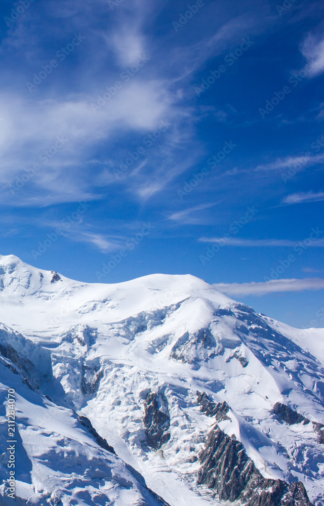 Schneebedeckter Gipfel des Mont-Blanc-Massivs, französische Alpen