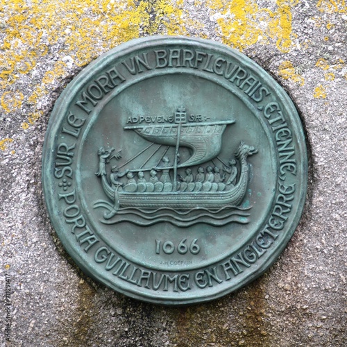 médaillon avec un drakkar à l'entrée du Port de Barfleur dans le Cotentin,Manche,Normandie