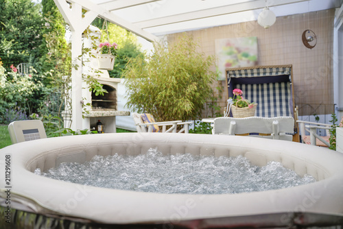Canvastavla Whirlpool im Garten