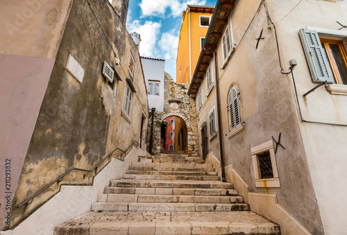 Fototapeta Rovinj, Istria, Chorwacja: starożytna aleja schodów na starym mieście