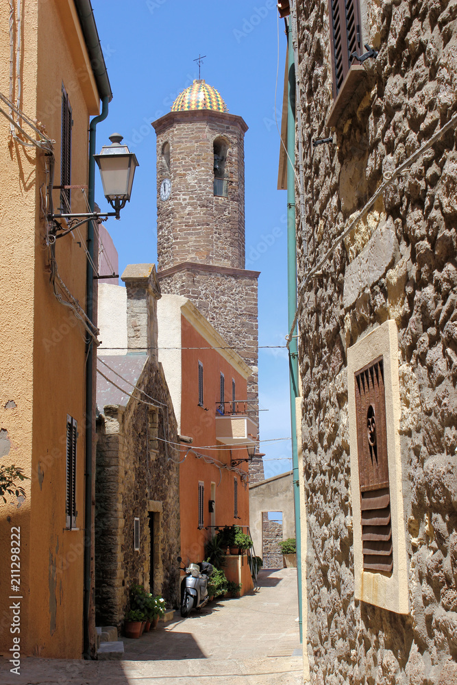 Gasse mit historischem Turm in Castelsardo, Sardinien