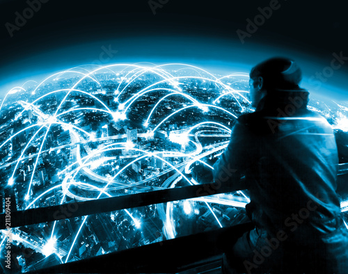 Hombre mirando al paisaje urbano por la noche y concepto de internet. Diseño futuristico de trabajo en red y globalización. Internet de las cosas y tecnología de la comunicación photo