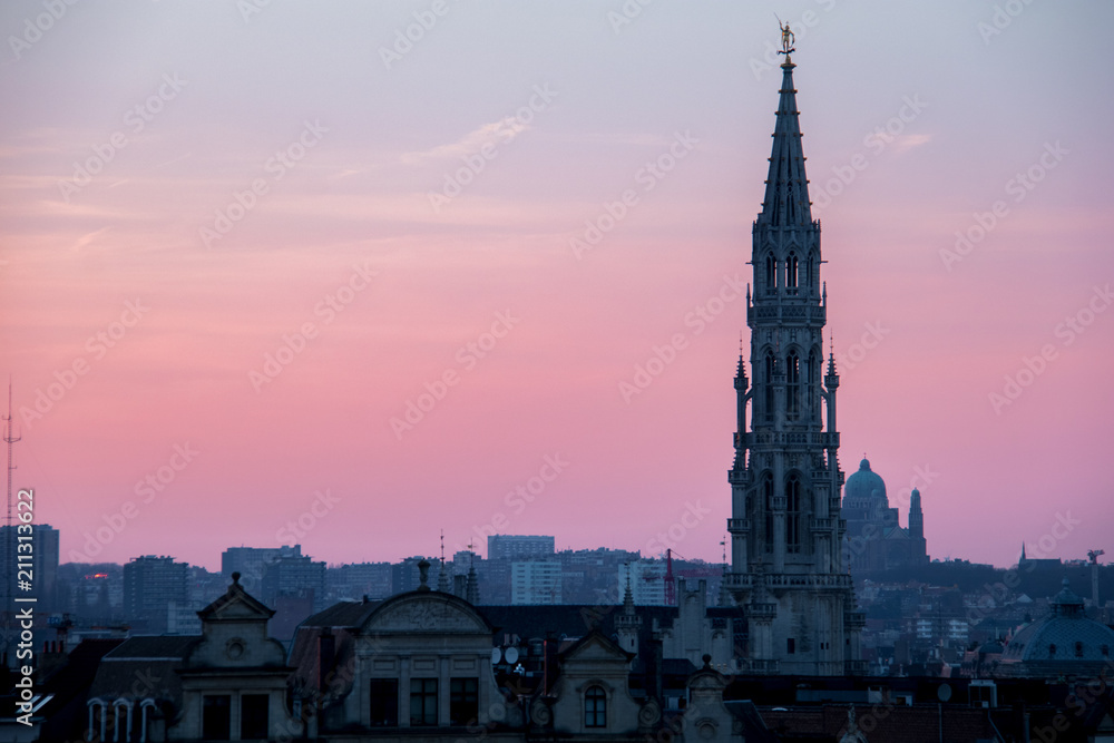 Atardecer rosado en el centro de Bruselas, Bélgica