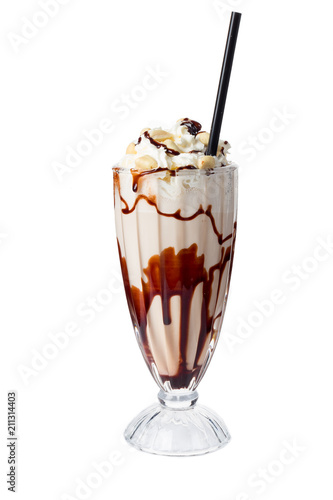 Photo A chocolate milkshake on white background