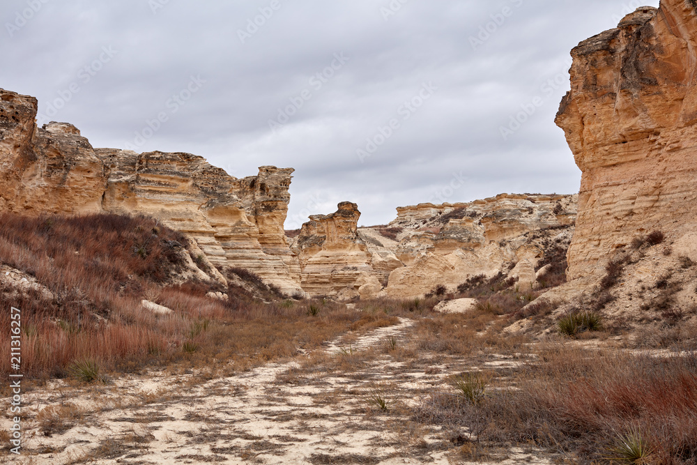 Fototapeta premium Castle Rock Badlands, Kansas z zerodowanymi filarami